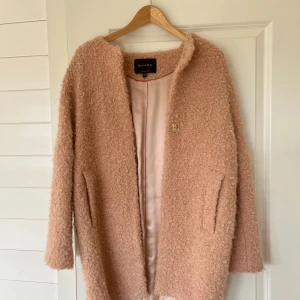 Lurvig kappa från Massimo Dutti - Superfin rosa kappa från Massimo Dutti Helt oanvänd och i jättefint skick