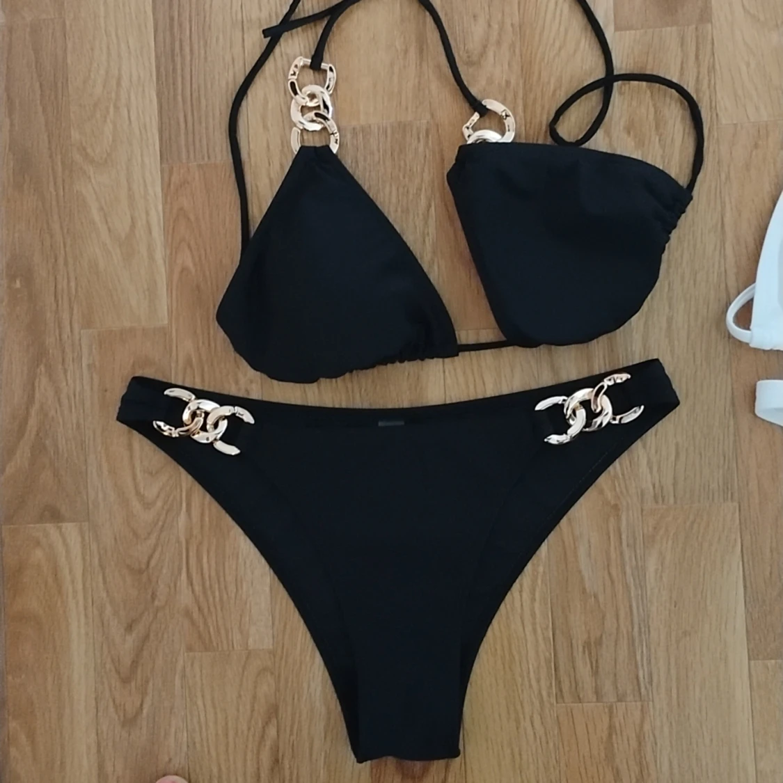 Bikini svart medium samt en vit