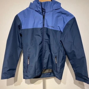 Everest jacka - Hej, säljer denna jacka då den är för liten för mig. Storlek 152 cm. Vid frågor eller funderingar hör av dig.