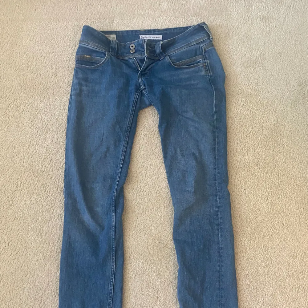 Jätte fina Pepe jeans säljer pga att de inte kommer till användning 💕. Jeans & Byxor.