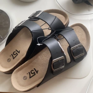 birkenstock tofflor frn lager 157 - aldrig använda o har prislappen kvar—> inga defekter. reser om 3 dagar så köp så fort som möjligt så levererar jag dom så fort som möjligt ❤️ de är i storlek 39