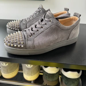 christian louboutin - Tjo jag säljer nu mina loubs i grå färg med matalic färgade sprikar, dem har ett inprincip nyskick och har ett ny pris på 9000≈, de finns tyvärr inget kvitto och inget og men från oss kan vi garantera äkthet, stolek 41,5 sitter som 42,5