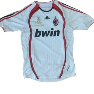 AC Milan 06/07 Away Kit - AC Milan tröja från 2006/2007 säsongen, Storlek L, Ny skick, andvänd ett par gånger, kan mötas upp i nacka, men kan också fraktas