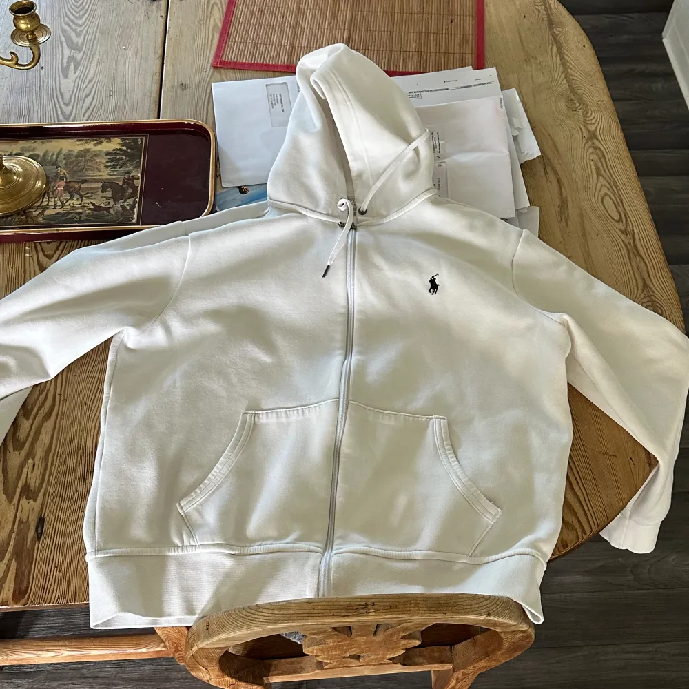 Ralph lauren hoodie vit strl L bra skick . Hoodies.