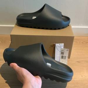 Säljer ett par yeezy slides i colorwayen  Dark Onyx ⚫️👟De är helt nya i st 44,5  Köptes feån adidas CONFIRMED, kvitto finns🧾✅ Bara att höra av sig om man har några frågor😀🔥🍀