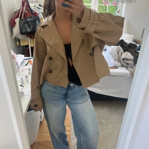Kort trenchcoat - Trenchcoat storlek 42, men liten i modellen