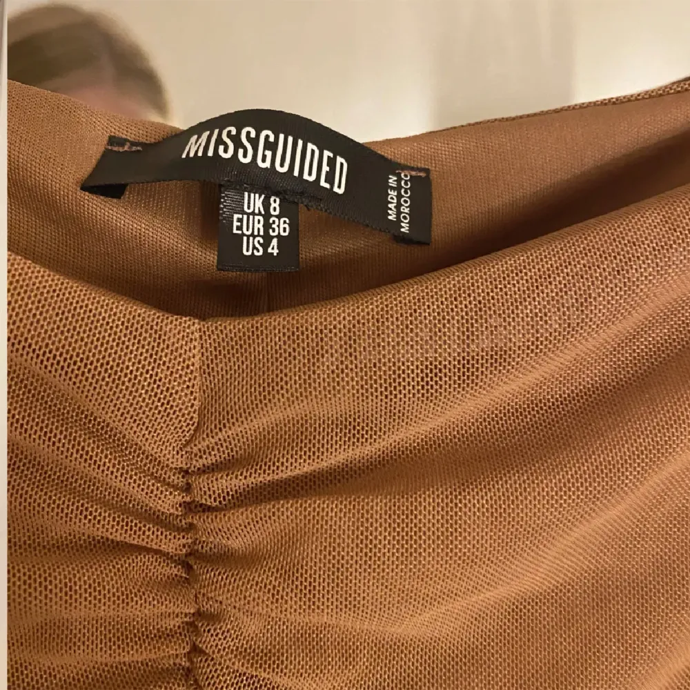 En beige långärmad klänning ifrån Missguided. Använd 1 gång . Klänningar.