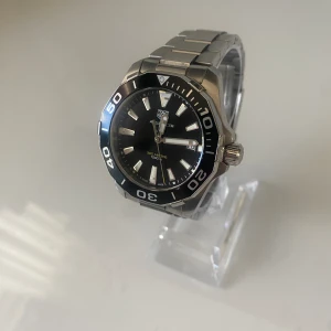Tag Heuer Aquaracer 300M - • Modell: Tag Heuer Aquaracer 300m • Storlek: 41mm • Referens: WAY111A.BA0928 • År: 2017 • Skick: Mycket Bra • Medföljer: Orignallåda samt alla länkar