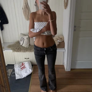 Gråa jeans - Säljer dessa gråa jeans från gina!!!🌼🌸