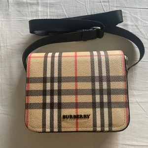 Burberry axelväska  - Burberry axelväska, helt ny och oanvänd. 10/10 skick och vid minsta fundering är det bara att höra av sig!