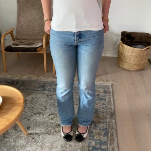 Straight Jeans - Säljer nu dessa mid-waisted jeans i straight passform från zara. Storleken är 38 men skulle säga att de är små i storleken. Innerbenslängden är 84 cm och midjemåttet är 39 cm. Jag är 1,73 för referens!💞