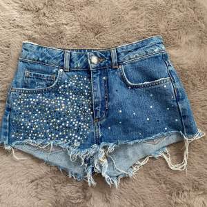 Lågmidjade jeansshorts med bling på!