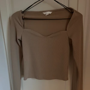 Oanvänd topp HM - Oanvänd topp från HM. Säljes pga urringningen inte riktigt passar mig, endast testad hemma! 