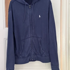 Ralph Lauren hoodie - Knappt använd Ralph Lauren hoodie i vintage tvätt, stlr L 