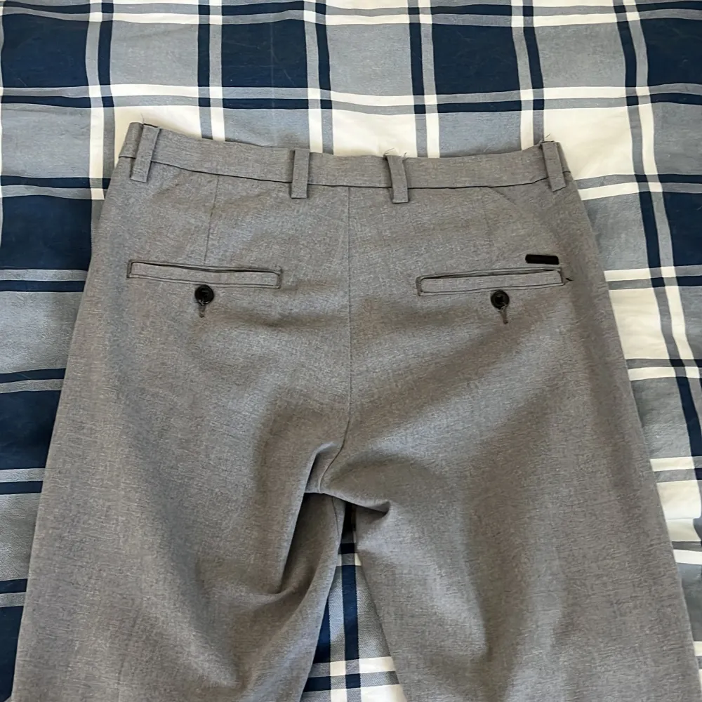 Säljer mina Jack & Jones byxor i storlek 30/34. Bekväma och bra åtsittande byxor. . Jeans & Byxor.