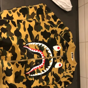 A Bathing Ape/ Bape - Säljer nu min Bape shark crewneck som köptes på en officiell Bape butik i Japan. Den är ifrån ungefär 2017-2018 men bara använts 1 gång sedan legat i sin påse😊. Den är i ny skick i Storlek Large.
