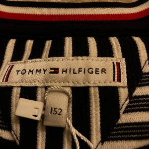 Tommy hilfiger klännig - Den är aldrig använd och är i ett väldigt bra skick
