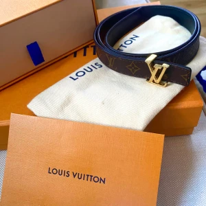 Louis Vuitton Iconic Reverseble belt  - Knappt använd Storlek 75. Passar xs-s  Köptes i Barcelona 2022. Box, dustbag och kvitto medföljer Pris på LV hemsida - 4850kr