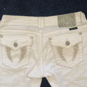 Miss me jeans - Snygga miss me jeans i ny skick! Köpta här på Plick men var tyvärr för stora, byxorna är omsydda till bootcut men det är verkligen ingenting man lägger märke till.  MÅTT: midja rakt över- 40cm innerbenslängd-80cm 