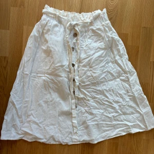 Vit linnekjol  - Somrig linnekjol med skärp och träknappar 🤍 Knapparna har ingen funktion  Längd strax ovanför knäna ungefär 