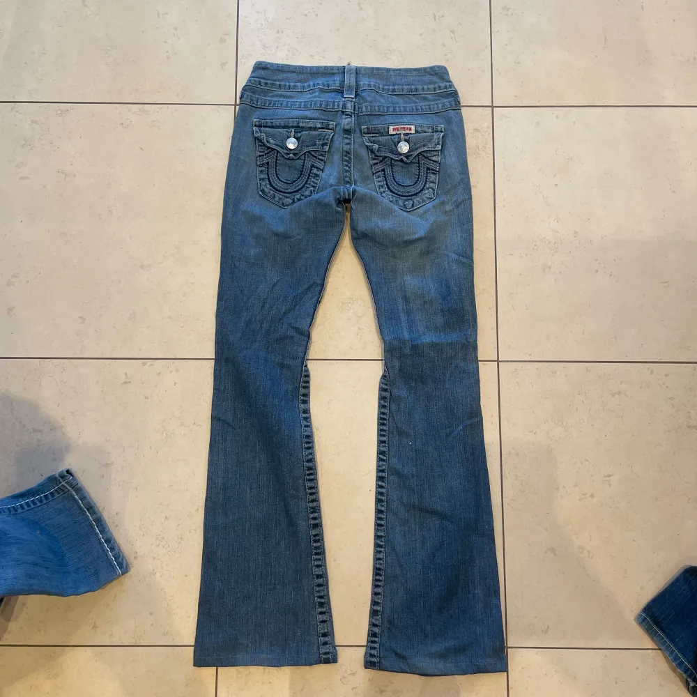 Innerbenslängd 74cm, midjemått 34cm. Jeans & Byxor.