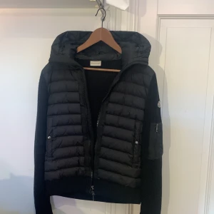 Moncler cardigan - Säljer nu denna feta moncler cardiganen som både funkar till en blåsig sommardag och senare till höst och vinter, storlek 1 vilket motsvarar s. Passar 170-180cm. Skicket e 9/10, ej fast pris, skriv vid fler funderingar
