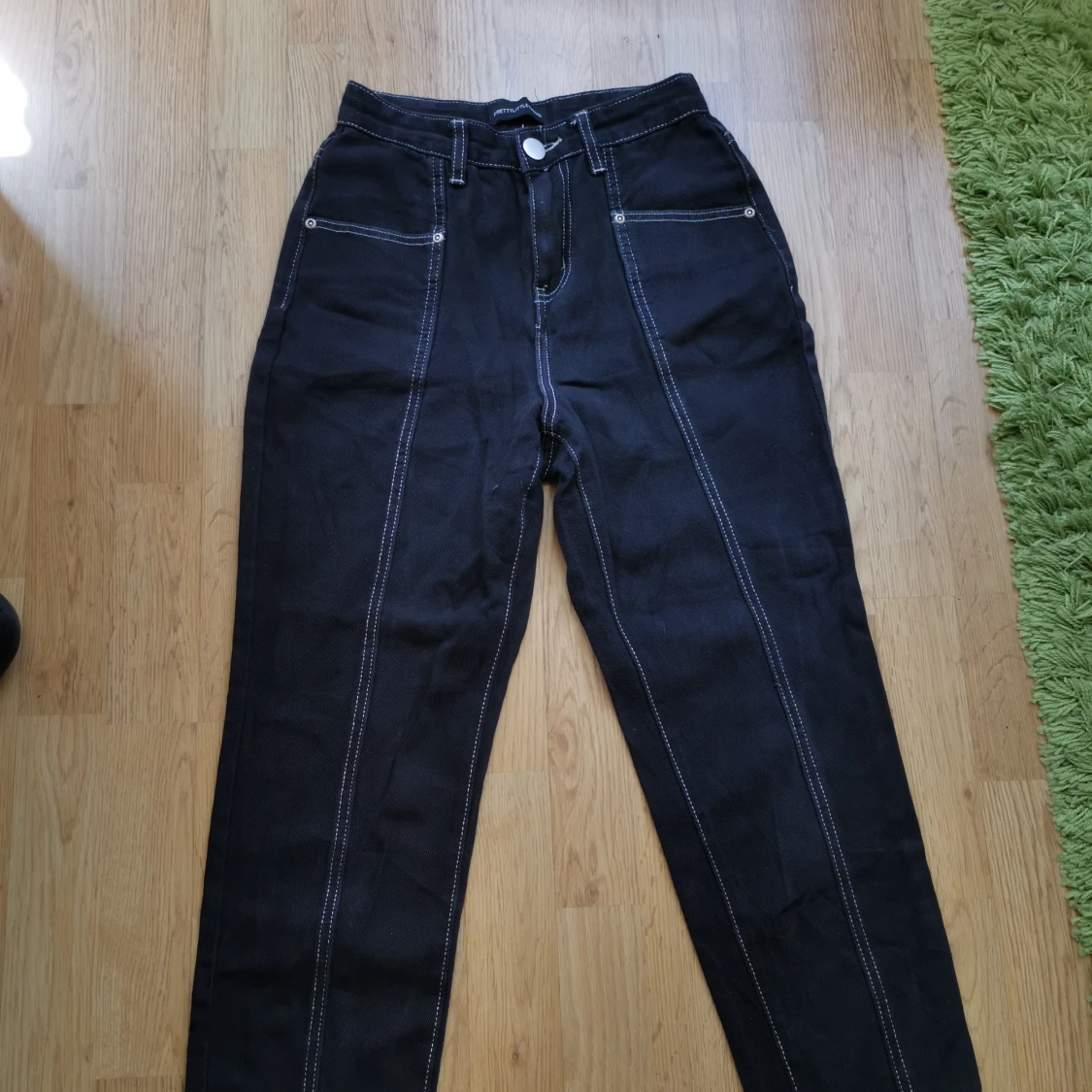 Svarta byxor från pretty little things - 90