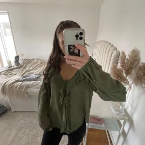 Grön zara blus - Jätte eftertraktad och helt slutsåld!! Använd max 2 gånger så den är som ny🐆🐆tryck gärna på köp nu  Bilderna är från tjejen jag köpte den från, passa tyvärr inte mig så säljer vidare 