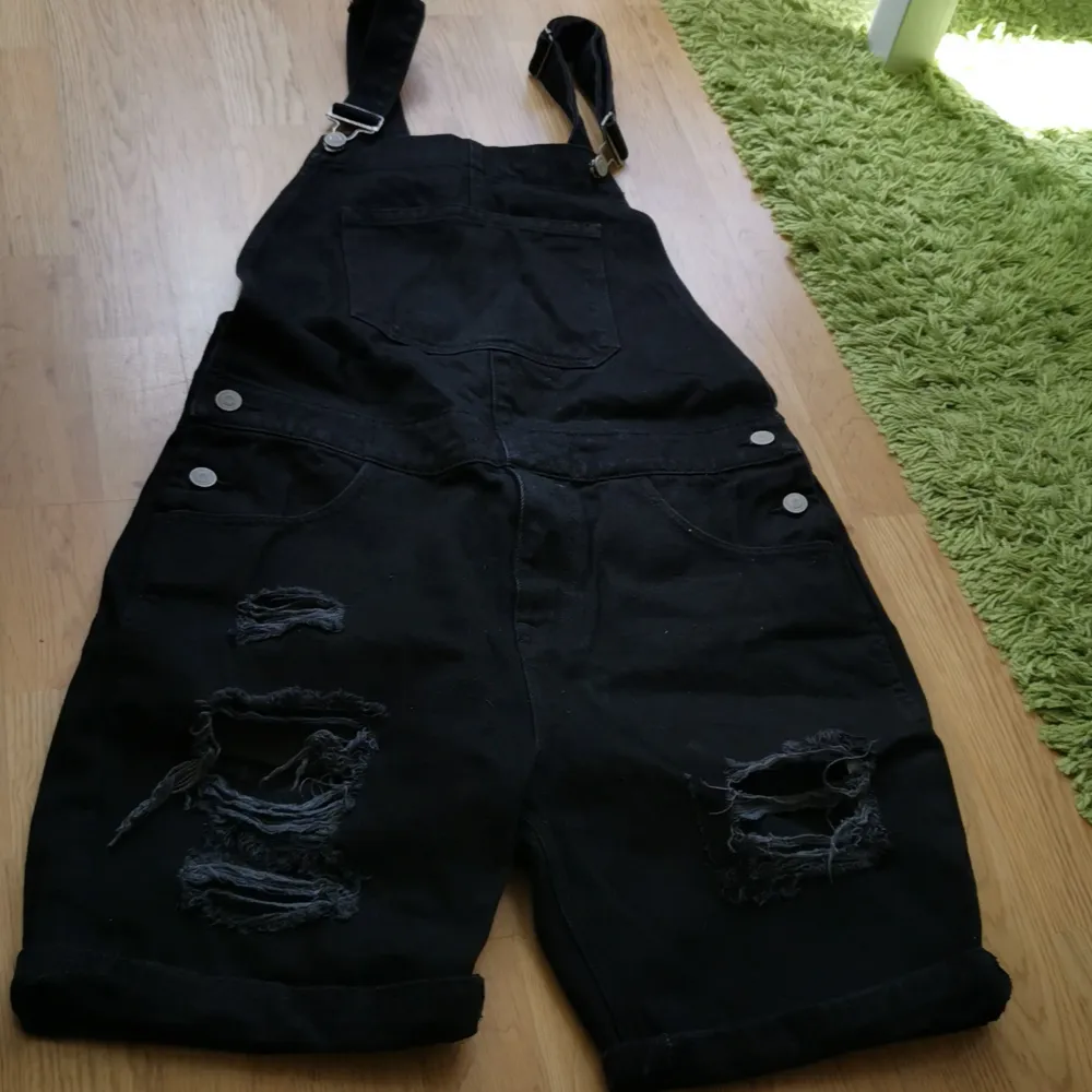 Skitcoola hängselshorts i svart jeans. W32, väldigt fint skick.  Hämtning, annars betalas frakt av köparen. Bara att skriva vid frågor eller bud! 🌻 . Shorts.