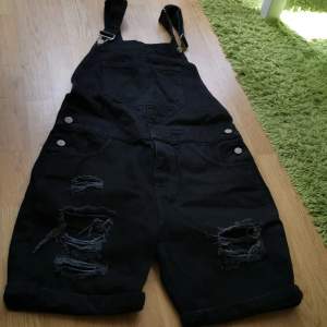 Skitcoola hängselshorts i svart jeans. W32, väldigt fint skick.  Hämtning, annars betalas frakt av köparen. Bara att skriva vid frågor eller bud! 🌻 