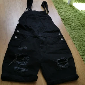Svarta hängselshorts - Skitcoola hängselshorts i svart jeans. W32, väldigt fint skick.  Hämtning, annars betalas frakt av köparen. Bara att skriva vid frågor eller bud! 🌻 