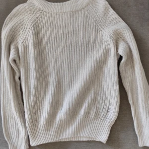 Stickad vit tröja - Använd men i okej skick. Vit/beige. Använd gärna "köp nu" funktionen.🫶🏼