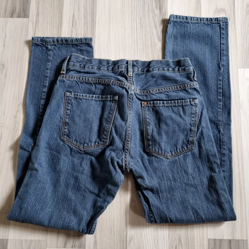 Fina Mörkblå jeans från H&M i stl 164. Sparsamt använda och är som nya. . Farkut & Housut.