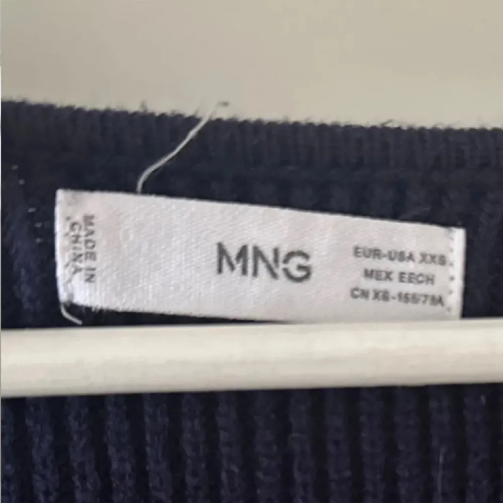Säljer denhär jättefina mörkblå ribbstickade tröjan ifrån mango då den inte längre kommer till användning, strlk xxs💘. Tröjor & Koftor.