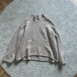 Rosa stickad  - Ljusrosa stickad tröja💕  Lite stickig men inget jag känner av  Kontakta vid fler frågor💋