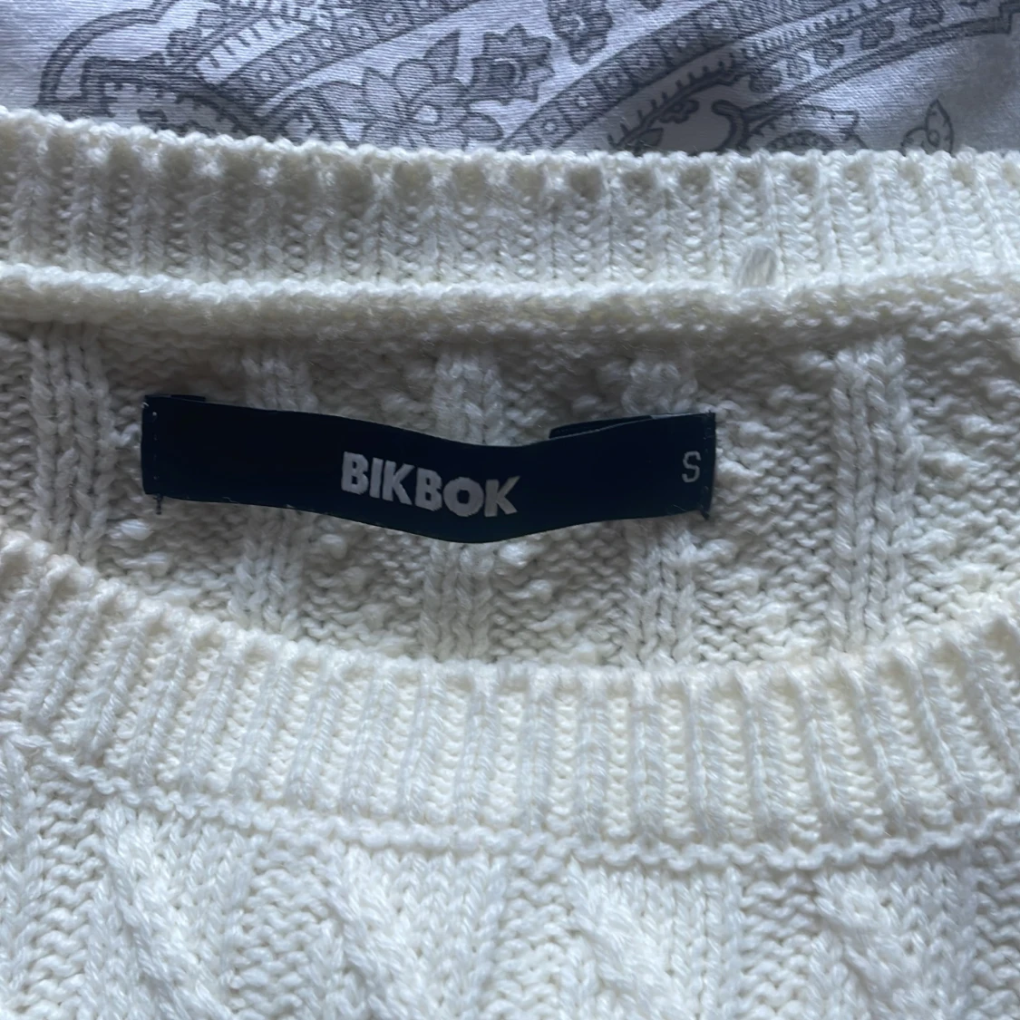 Vit kavelstickad tröja - 90