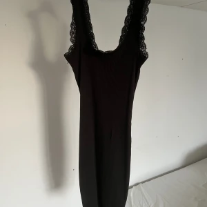Klänning - Säljer en svart klänninge med spets från H&M, jättefint skick☀️