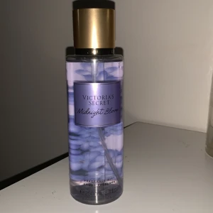 Victoria’s Secret bodymist  - Victoria’s Secret bodymist i doften midnight Bloom. Köpt på Barcelonas flygplats för 18 euro. Bara testad så är i princip helt full💞💞 