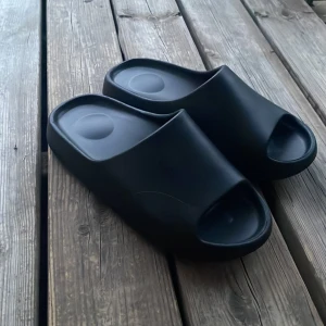 Oanvända tofflor - Helt nya. Ej använda, passade inte för mig så vill bara bli av med dem. 