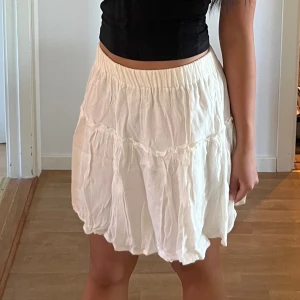 Vit kjol - Mycket fint skick! Endast använd ett fåtal gånger 💖