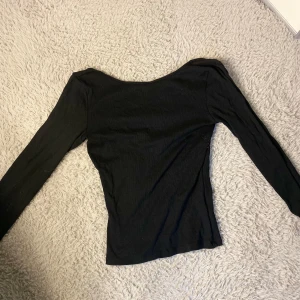 Ribbad tröja - Superfin svart ribbad tajt tröja ifrån Gina🎀. Den har även en urringning där bak som ni ser på andra bilden💕 storlek S. Använd 5 gånger så är i jättefint skick❤️ säljer pga har för många likadana tröjor som den!