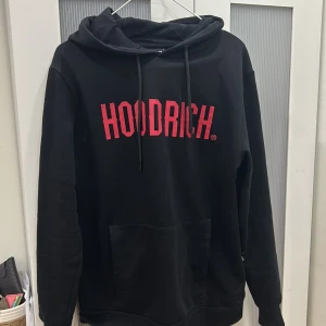 Hoodrich Hoodie  - Säljer denna i nyskick (oanvänd) och bra kvalite från JD. Passar både kvinnor och män. Om man är S så funkar denna bra som lite oversize. 