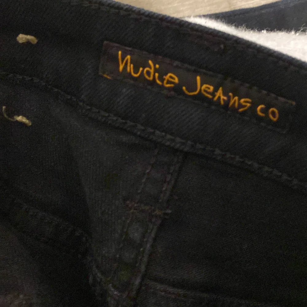 Säljer ett par svarta jeans från Nudie. Perfekt skick o passar till allt. Nypris 1600. Jeans & Byxor.