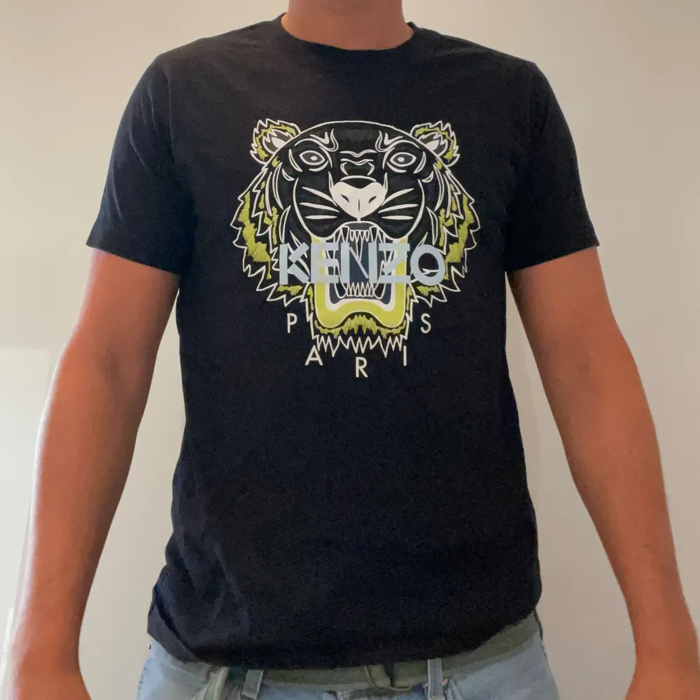 Kenzo t-shirt i S Mycket fint skick. T-shirts.