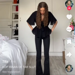 Low bootcut jeans svarta - Jätte snygga low waist bootcut jeans exakt samma som på första bilden. De är  i nyskick. Storlek 170 så jag skulle säga de passar till xs. 