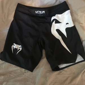 Venum mma shorts - Knappt använda säljer pga fel storlek för mig, mycket bra skick. Köpta på jabb.se för ungefär 700kr