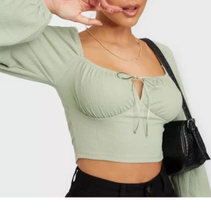 Ljusgrön topp - Storlek M,använd ett par gånger.  Slutsåld på Nelly! Tyvärr för liten för mig nu😕