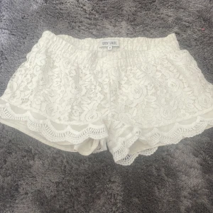 Spets shorts  - Säljer dessa vita spetsshorts i storlek M men som sitter som xs/s skulle jag säga,även stretchiga💗knappt använda 