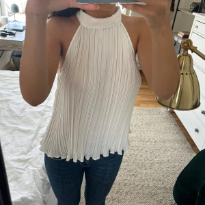 Vit topp från Zara!!  - En snygg vit topp från Zara i storlek S! Öppen i ryggen eftersom den knyts vid nacken. Har knappt använt alls! 