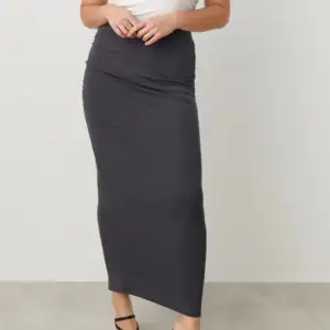 Säljer denna långa kjol från Gina Tricot eftersom att den inte kommer till användning. Använd ett få tal gånger och i bra skick! 